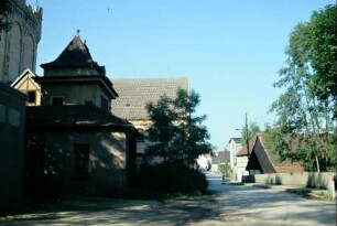 Straße mit Häusern, links Mühle