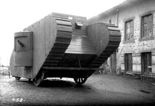 Erster Weltkrieg : Panzer in Holzverschalung