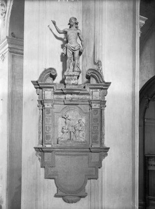 Grabtafel mit Stifterplakette, Anna selbdritt