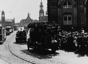 Szene aus dem Dokumentarfilm "Festzug der Dresdner Feuerwehr" (Augustusbrücke) anläßlich der Ausstellung "Der Rote Hahn"