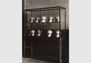 Aufstellung der Antikensammlung im Alten Museum, Antiquarium, Saal 2, Sammlung antiker Helme aus der Sammlung von Freiherr von Lipperheide