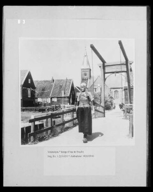 Volendam, junge Frau in Tracht