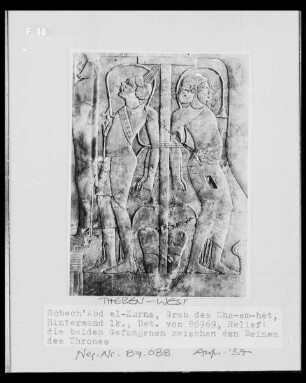 Thronlehne mit Relief: Gefangene