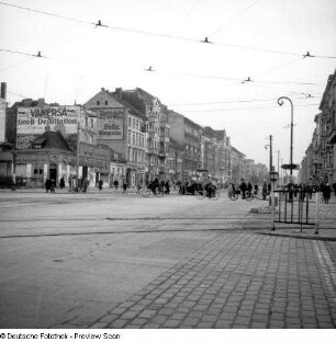 Berlin. Bernauer Straße, Blick über Straßenkreuzung gegen Wohn- und Geschäftshäuser