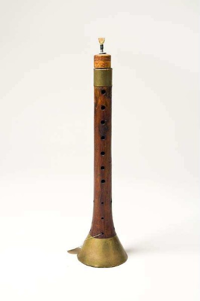 Oboe with conical tube with finger holes