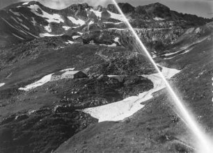 Das Nebelhorn : Das Nebelhorn in den Allgäuer Alpen. In der Bildmitte eine Schutzhütte.