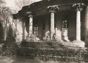 Potsdam. Park Sanssouci. Sandsteinskulpturen (Figurengruppen) an der Ostseite des, von 1755 bis 1764 im Stil des Rokoko und dem Zeitgeschmack der Chinoiserie, errichteten Chinesischen Haus.