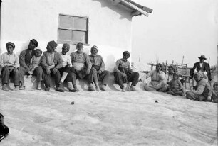 Baltschik: sitzende Gruppe am Haus