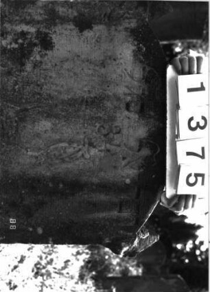 Grabstein 1375 (Index: 100098223) Maße HxBxT: 112x63x10 cm Symbolik: Levitenkanne: Grabstein 1375 (Detailaufnahme)