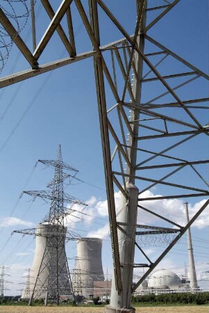 Atomkraftwerk AKW Grafenrheinfeld. Sonne mit Hochspannungs-Leitungen und -Masten. Symbol für Energie