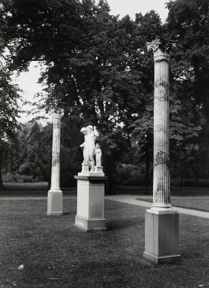 Neustrelitz, Dioskurenpaar : Neustrelitz. Schlosspark. Dioskurenpaar (Marmorkopie der Altargruppe von St. Ildefonso und zwei korinthische Marmorsäulen