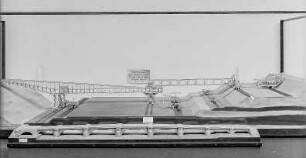 Zwei Modelle. Hinten: Modell eines Braunkohlentagebaus für ein Großkrafterk bei Borna mit Abraumförderbrücke und Bagger. Vorn: Modell der neuen Augustusbrücke in Dresden. Ausstellung: Sachsen am Werk, 1938