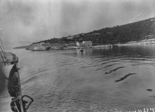Fischereihafen : Haus an der Küste des Fischerdorfes Rabac in Istrien.