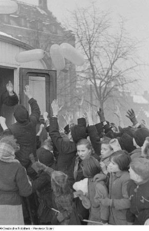 Kinder, beim Steigen von Luftballons zusehend