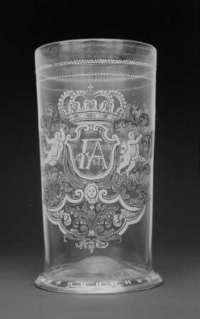 Humpen (mit Monogramm FA in bekrönter Kartusche zwischen je einem Putto auf Rankenzweig, unter Laub- und Bandelwerk)
