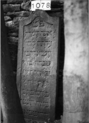 Grabstein 1078 (Index: 99630581) Material: Sandstein Zustand: stark verwittert mit Textverlust Maße HxBxT: 114x44x9 cm Beschreibung: Stele mit Konvexbogenabschluß, Schriftfeld eingetieft: Grabstein 1078