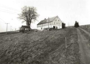 Sayda-Ullersdorf, Dresdner Straße 4. Gehöft. Straßenansicht mit Zufahrt