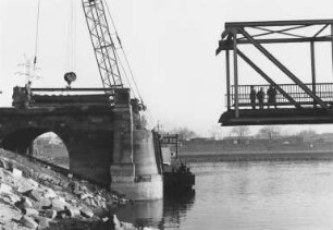 Abbruch der Drehbrücke am Neckar