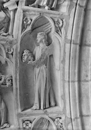 Südliches Westportal — Linke Archivolte — Windengel