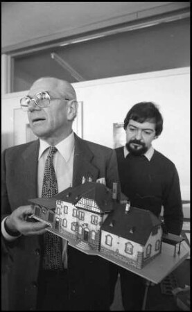 Gütenbach: Faller Spielwaren, Herr Faller und Designer mit verschiedenen Modellen