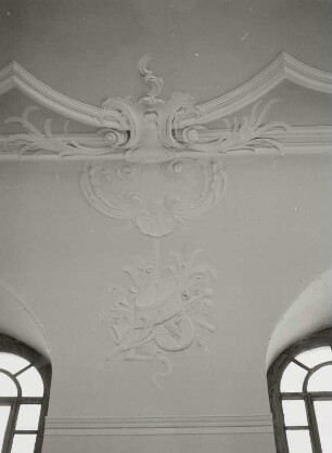 Gasthof Niederwartha, Stuckornament : Cossebaude-Niederwartha, Weistropper Straße 2. Gasthof Niederwartha (1898/1899), Ballsaal. Stuckelemente in der Deckenkehle