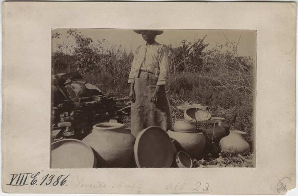 The potter Belén with examples from her production