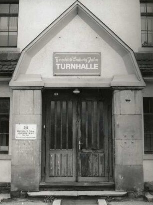 Dippoldiswalde, Weißeritzstraße 5. Friedrich-Ludwig-Jahn-Turnhalle. Portal
