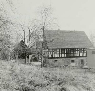 Waldenburg (Sachsen)-Dürrenuhlsdorf, Wohnstallhaus des ehemaligen Vierseithofes, Feldseite mit Tordurchfahrt