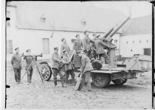 Soldaten mit Granatwerfer auf einem Auto mit Entfernungsmesser