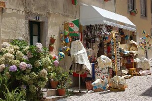 Kleinstadt Sintra bei Lissabon : Souvenirladen in der Kleinstadt Sintra bei Lissabon, aufgenommen 2006