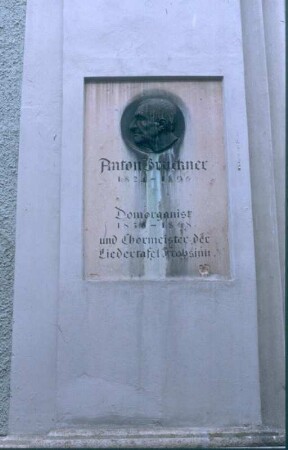 Gedenkstein mit Porträtmedaillon für Anton Bruckner. Linz, Alter Dom (Ignatiuskirche)