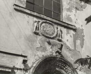 Donadini-Haus : Radebeul, Donadini-Haus, Kartusche mit Initiale und Jahreszahl sowie Wappenhalter (Spolie) über dem Portal an der Hauptfassade