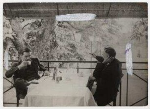 Anthony Eden und Lord Stanhope beim Lunch im Hotel Vieux Bois in Genf. links: Anthony Eden, rechts: Lord James Richard Stanhope