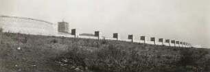 Weimar. Nationale Gedenkstätte Buchenwald auf dem Ettersberg. Gesamtansicht von außen mit Ringgräbern und Straße der 18 Nationen. Bauzustand November 1956