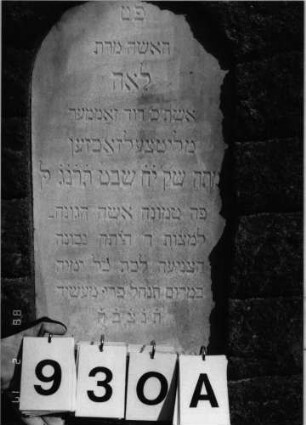 Grabstein 930 (Index: 99802598) Material: Marmorplatte in Naturstein Zustand: sehr gut Maße HxBxT: 130x56x26 cm Beschreibung: Stele mit Rundbogenabschluß und Inschriftenplatte Besonderheit: Endreim: Grabstein 930A