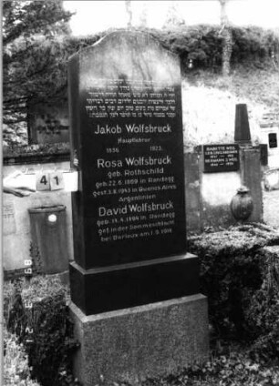 Grabstein 41 (Index: 99792504) Material: Granit Zustand: gut Maße HxBxT: 222x75x30 cm Beschreibung: Stele, getreppter Sockel, geschwungener Abschluß: Grabstein 41