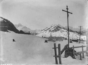 Österreich, Riezlern : Österreich. Riezlern. Ortsteilansicht mit Pfarrkirche "Maria Opferung", im Hintergrund der Heuberg, links der Widderstein. Winteraufnahme