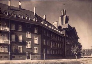 Fischerstraße. Mittelbau mit Turm