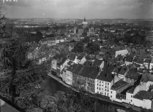 Namur : Die Dächer der Stadt Namur von der Zitadelle aus. Im Hintergrund die Kuppel der Kathedrale Saint-Aubain de Namur