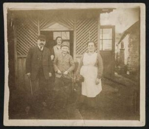 Familienportrait : Postkarte mit Portrait einer Familie vor einer Gartenlaube