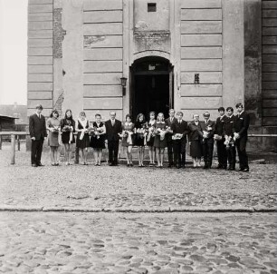 Fotografie einer Gruppe Konfirmanten vor der Kirche