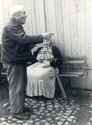 Ehepaar aus Schweinerden, Frau in katholischer Alltagstracht : Kleidung - katholische Tracht. Ort: Swinarnja / Schweinerden. Ehepaar aus dem Dorf.
