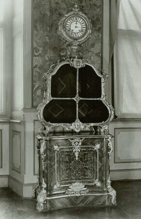 Cartonnier (Aktenschrank): mit Prunkuhr. Moritzburg/Dresden: Barockmuseum (ehem. Jagdschloß) Raum 8.