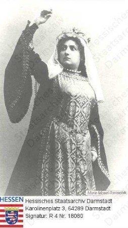 Mosel-Tomschik, Marie / Porträt in Theaterkostüm, stehend, Kniestück, mit Bildlegende