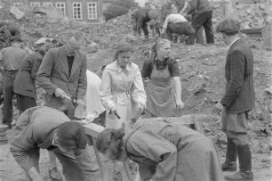 Räumen der Trümmer als Vorarbeit für den Neubau des Hauses der Sorben. Jugendbrigade aus Bautzen. : Rumowanje rozwalinow za natwar Serbskeho domu. Młodźinska brigada z Budyšina.