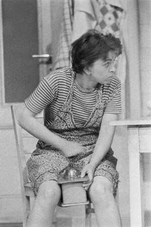 Szenenbilder aus "Wehe dem, der träumt" (Le voci di dentro) von Eduardo de Filippo. Kammerspiele (Deutsches Theater) Berlin, 10.06.1958 : Mit Margarete Körting, Rudolf Wessely als Alberto Saporito, Amy Frank als Rosa, Lilly Schmuck als Maria, Walter Lendrich als Carlo, Werner Pledath, Antje Ruge, Heinz Voss, Ulrich Thein als Luigi, Fritz Links als Portier Michele u. a.
