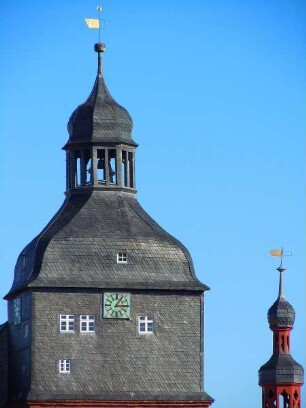Harzgerode - Turm der Bergkirche und Rathausturm : Die Kleinstadt im Unterharz hat sich zum lokalen Wirtschaftsstandort und Touristenziel entwickelt. Gegen den massigen Turm der Bergkirche Sankt Marien wirkt der Rathausturm winzig. Aufgenommen in Harzgerode am 16. Oktober 2011