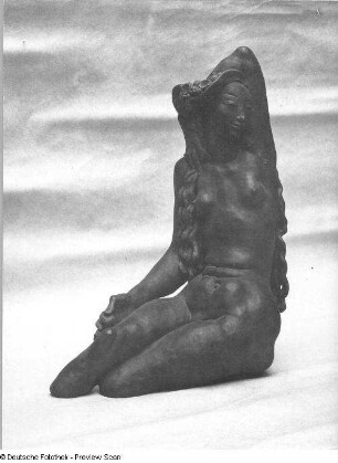 Sitzender weiblicher Akt mit erhobenem Arm