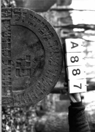 Grabstein 887 (Index: 99902362) Material: Sandstein Maße HxBxT: 111x64x6 cm Besonderheit: kulturhistorisch wertvoll / hist.-wiss. Gründe (Gemeindestellung): Grabstein 887A