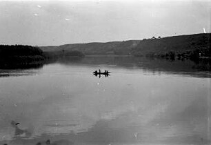 Novi Sad: einsamer Kahn auf der Donau bei Novi Sad